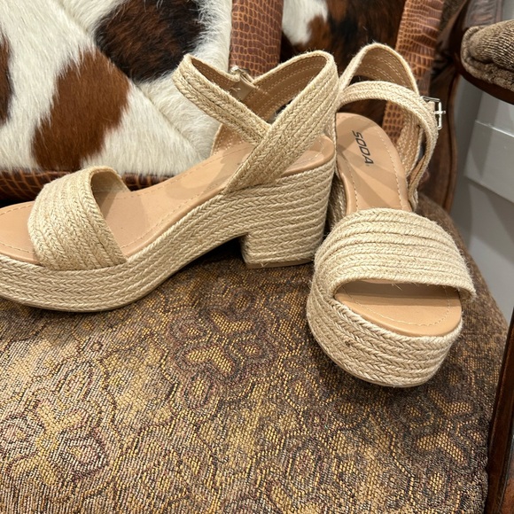 Soda Women's Cream Platform Sandals - Picture 1 of 4